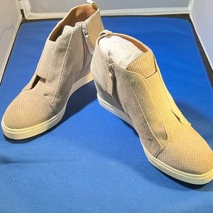 Paolo gray W Size 6 wedge. NWOT